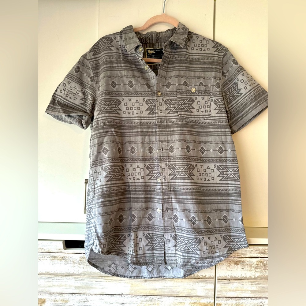 🦅 Modern Amusement Men’s Gray Geometric Button-Up Shirt Size M
